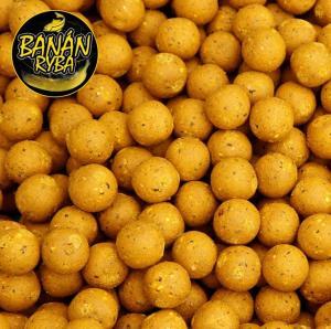 Black Carp Boilies Banán - Ryba 20mm 1kg