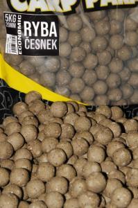 Black Carp Economic Boilies Ryba - Česnek 20mm 5kg